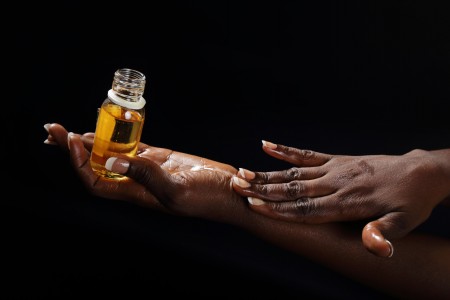Soin de la peau avec l'huile de ricin
